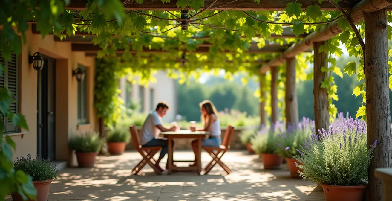 Pergola bioclimatique recouverte de vigne et glycine créant une zone d'ombre naturelle sur une terrasse française