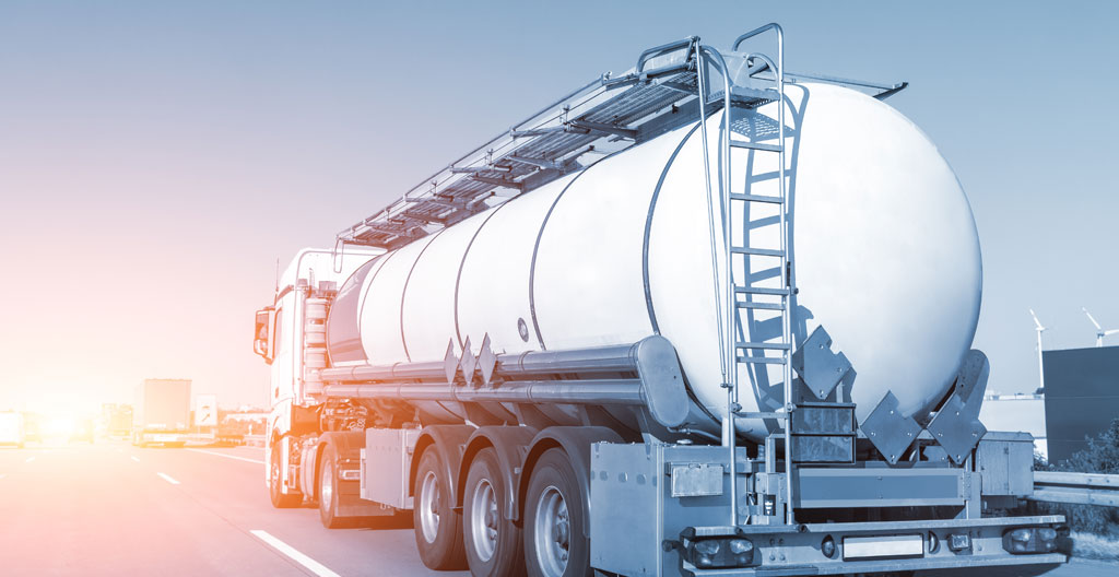 Dirigeant de PME consultant un document sur les options biopropane devant son site d'activité